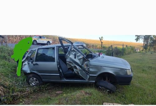 Passageira de carro sofre ferimentos graves em capotamento na SC-163