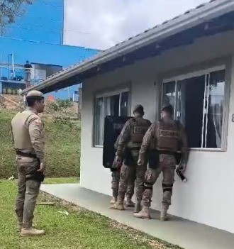 Tragédia em Mafra: menina de 4 anos morre após ser esfaqueada pela própria irmã de 22 anos