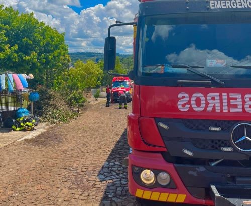 Bombeiros atendem princípio de incêndio em residência no Bairro Jardim, em Cunha Porã