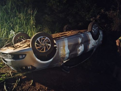 Capotamento no interior de Saudades deixa mulher ferida e mobiliza bombeiros