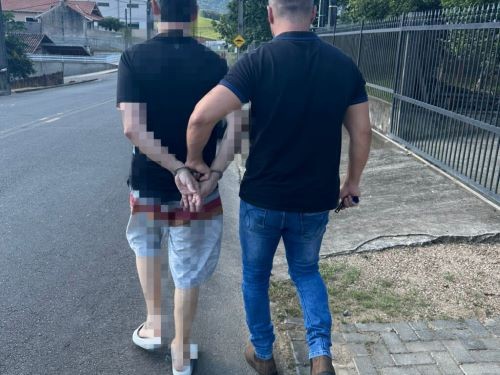 Professor flagrado aos beijos com aluna de 12 anos é preso em SC