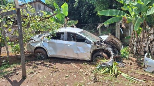 Motorista perde controle e carro invade terreno de residência