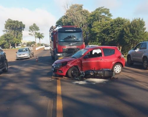 Colisão entre moto e carro deixa motociclista ferido na BR-282 em Pinhalzinho