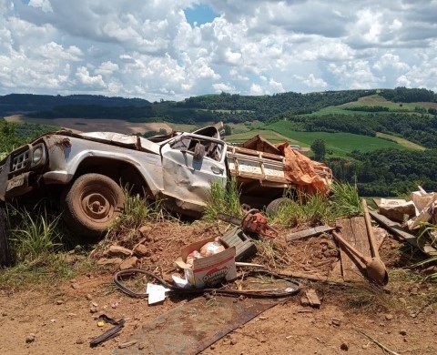Camionete capota e deixa três feridos no interior de Iporã do Oeste
