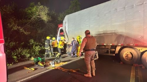 Colisão entre carreta e caminhão bloqueia BR-282 e deixa dois feridos entre SMOeste e Maravilha