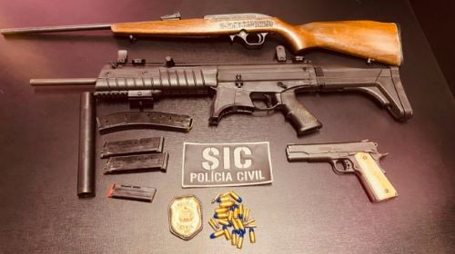 Polícia Civil cumpre mandados de busca e apreensão e apreende armas e munições no Oeste