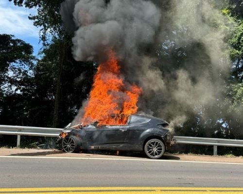Carro bate em rodado de carreta e pega fogo na BR-282