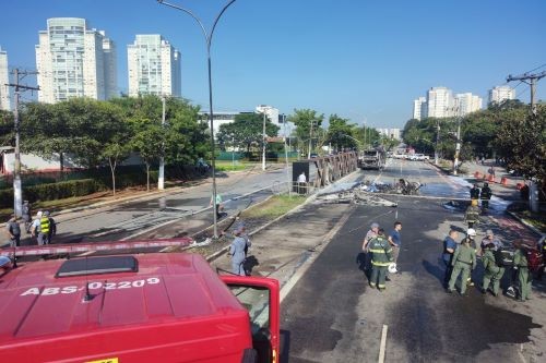 Avião de pequeno porte cai em avenida movimentada de São Paulo; há 2 mortos e 6 feridos
