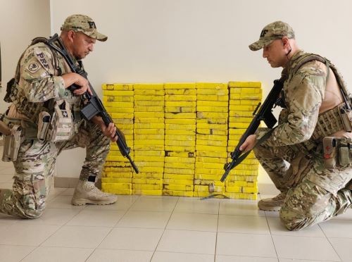 PRF localiza 107 kg de cocaína escondidos na lataria de picape em SC