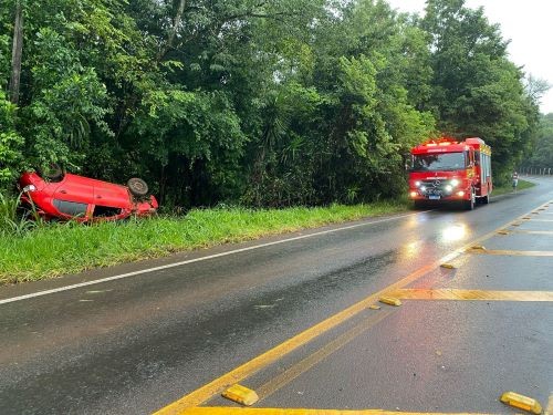 Mulher fica ferida após capotamento na SC-157, em Quilombo