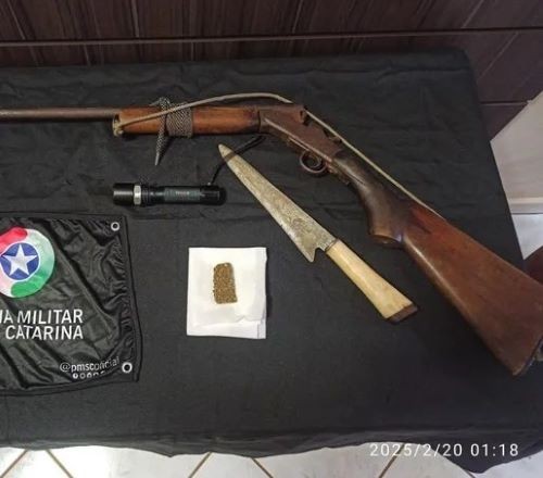 Homem de 27 anos com 103 passagens e tornozeleira é preso com espingarda e arma branca em Tigrinhos