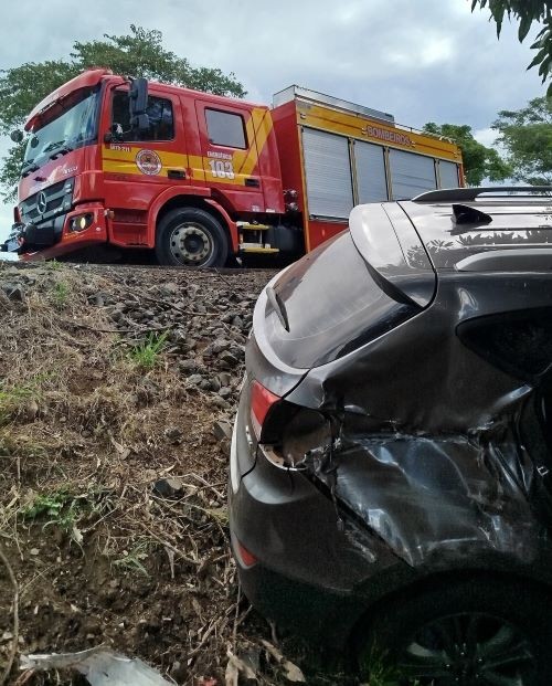 Veículo sai de pista e colide com árvore na BR-282 em Cunha Porã