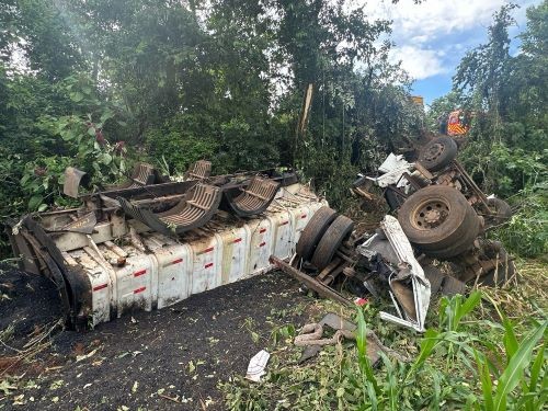 Matéria atualizada - Caminhão sai da pista na BR-158 em Caibi, e motorista é resgatado em estado grave