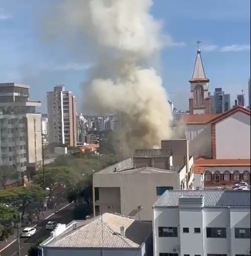 Incêndio atinge Secretaria Paroquial em Chapecó e mobiliza Corpo de Bombeiros