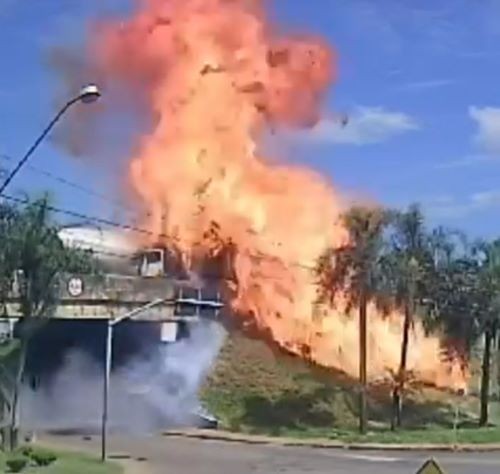 Explosão de caminhão-tanque interdita rodovia PR-092 no Estado do Paraná