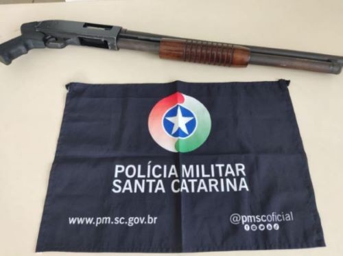 Homem é detido com espingarda calibre 12 escondida em carrinho de bebê em cidade do Oeste