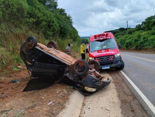 Menino fica ferido em saída de pista seguida de capotamento no Oeste