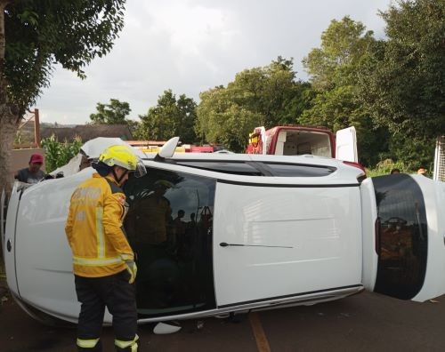 Motorista perde o controle e colide contra árvore no Oeste de SC