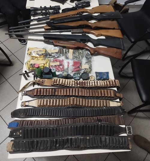 Homem é preso com arsenal e quase 400 munições após agredir companheira no Oeste