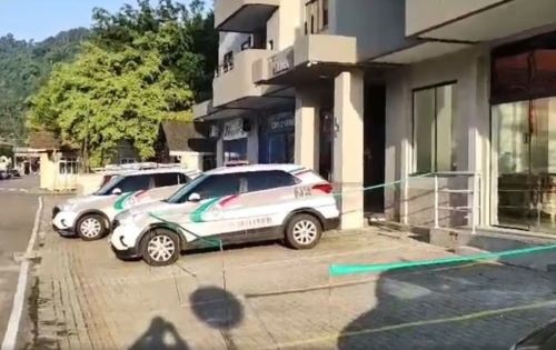 Mulher mata companheiro e tenta assassinar os filhos em SC