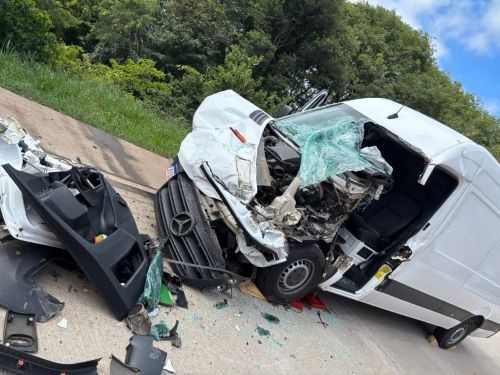 Motorista fica preso às ferragens após colisão entre van e caminhão na BR-163