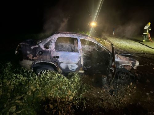 Após saída de pista e choque em poste, veículo pega fogo em Campo Erê