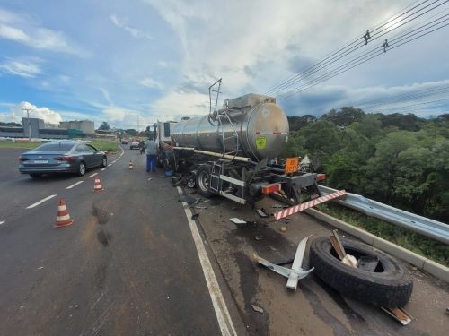 Motorista passa mal ao volante e causa acidente entre caminhões no Oeste