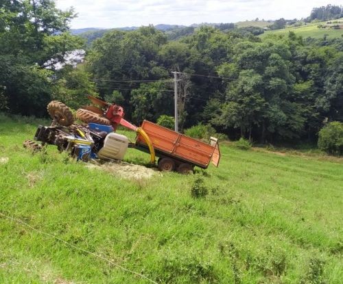 Trator tomba em ribanceira e agricultor fica ferido no Oeste