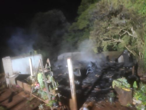Incêndio destrói residência no interior de Águas de Chapecó