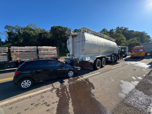 Engavetamento entre dois caminhões e um carro deixa três feridos na BR-282