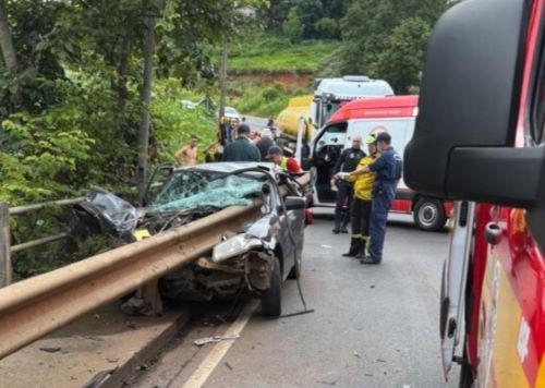 Guard-rail “rasga” carro em acidente impressionante no Oeste