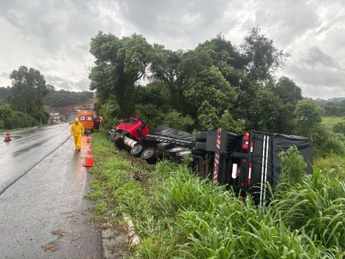 Caminhão bitrem sai da pista e tomba na BR-158 em Cunha Porã