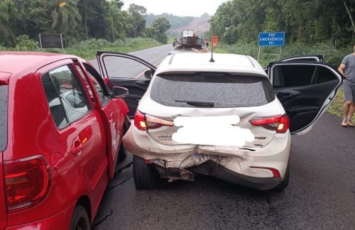 Engavetamento entre veículos deixa quatro feridos na BR-158, em Cunha Porã