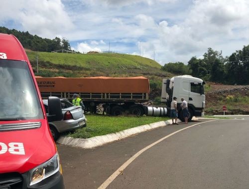 Colisão entre carro e caminhão deixa duas pessoas feridas em Palmitos