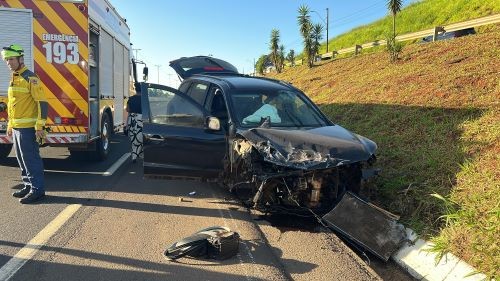 Homem fica ferido após colisão entre SUV e carreta na BR-480, no Oeste