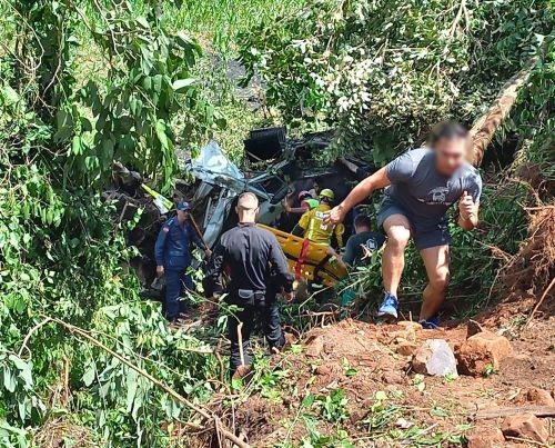 Caminhão sai da pista na BR-158 e motorista é resgatado em estado grave
