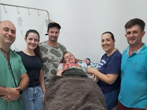 Pai realiza parto do próprio filho dentro do carro em cidade do Oeste