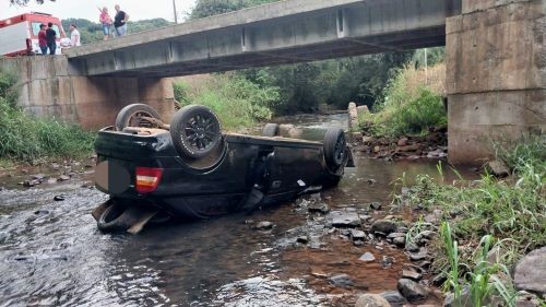 Motorista sofre ferimentos leves após veículo cair de ponte no interior de Arabutã