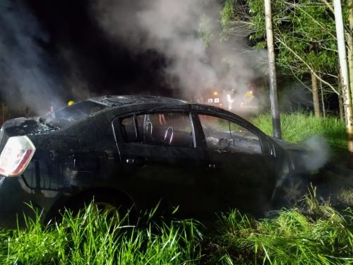 Incêndio destrói veículo após colisão na SC-482, no Oeste