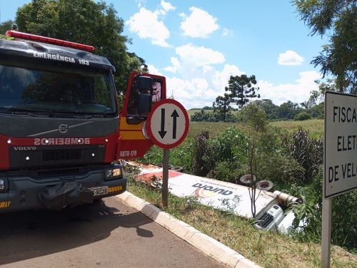 Caminhão tomba as margens da BR-282 após colisão lateral no Oeste