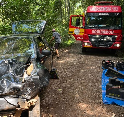 Colisão frontal entre carro e caminhão deixa passageira ferida em Cunha Porã