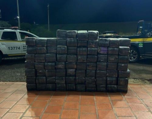 Perseguição policial termina em acidente e apreensão de mais de uma tonelada de maconha