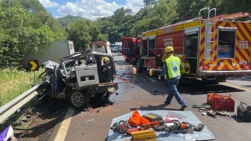 Grave colisão frontal entre carro e caminhão deixa feridos na BR-282 em Saudades