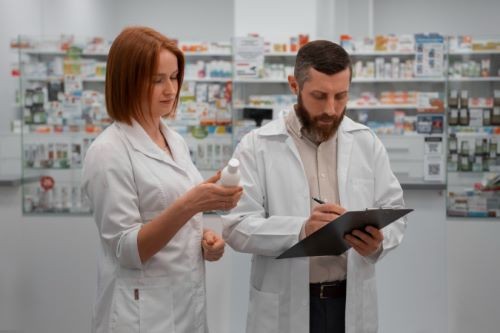 Conselho permite que farmacêuticos prescrevam medicamentos