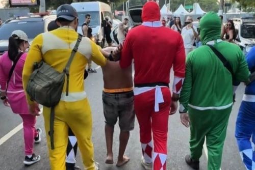 Policiais vestidos de “PowerRangers” prendem homem que furtava celulares em bloco de Carnaval