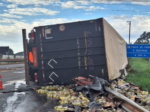 Caminhão tomba na SC-157 em São Lourenço do Oeste