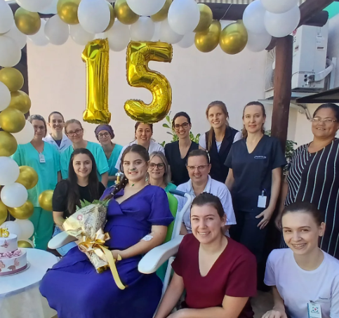 Jovem é presenteada com comemoração especial de 15 anos durante tratamento na UTI do Hospital São José de Maravilha