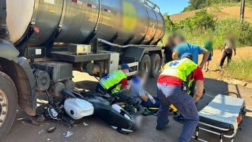 Motociclista fica ferido após colisão com caminhão de leite na BR-282 em Paraíso