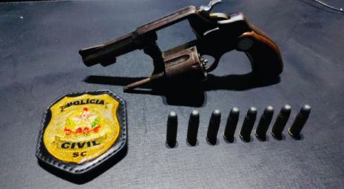 Em Pinhalzinho, homem é preso em flagrante por posse irregular de arma de fogo