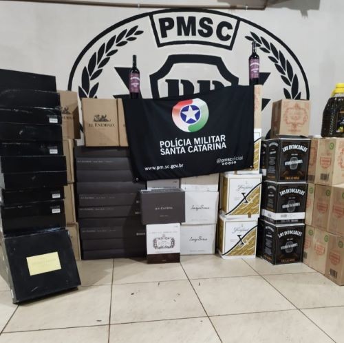 Operação “Força Total” apreende carga avaliada em mais de R$100 mil contendo vinho e azeite de oliva; ação ocorreu na BR-282 em Maravilha